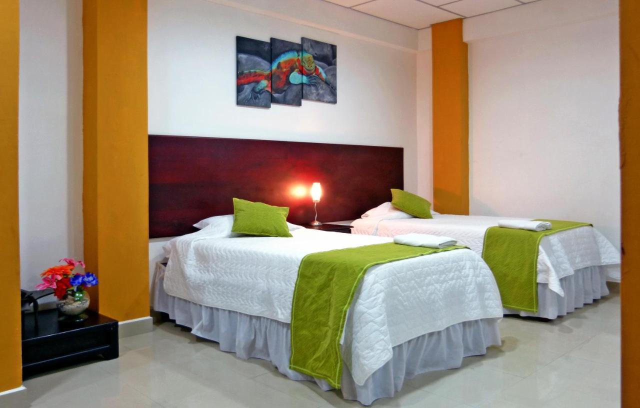 Hospedaje Brisas Del Pacifico Puerto Ayora  Esterno foto