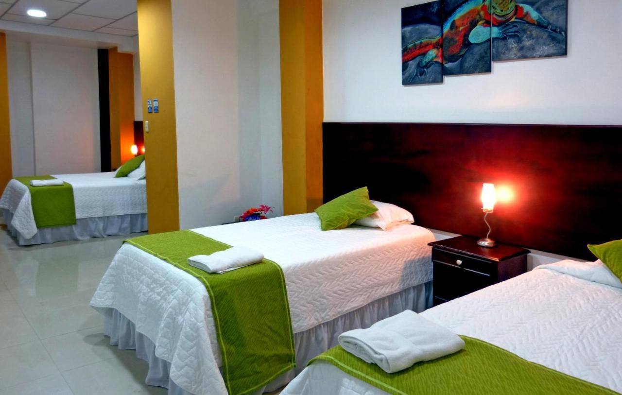 Hospedaje Brisas Del Pacifico Puerto Ayora  Esterno foto