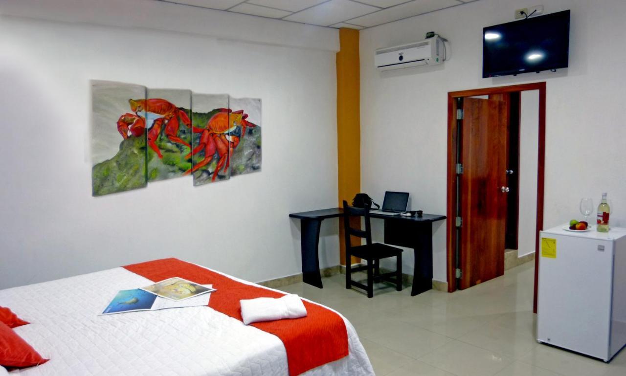 Hospedaje Brisas Del Pacifico Puerto Ayora  Esterno foto