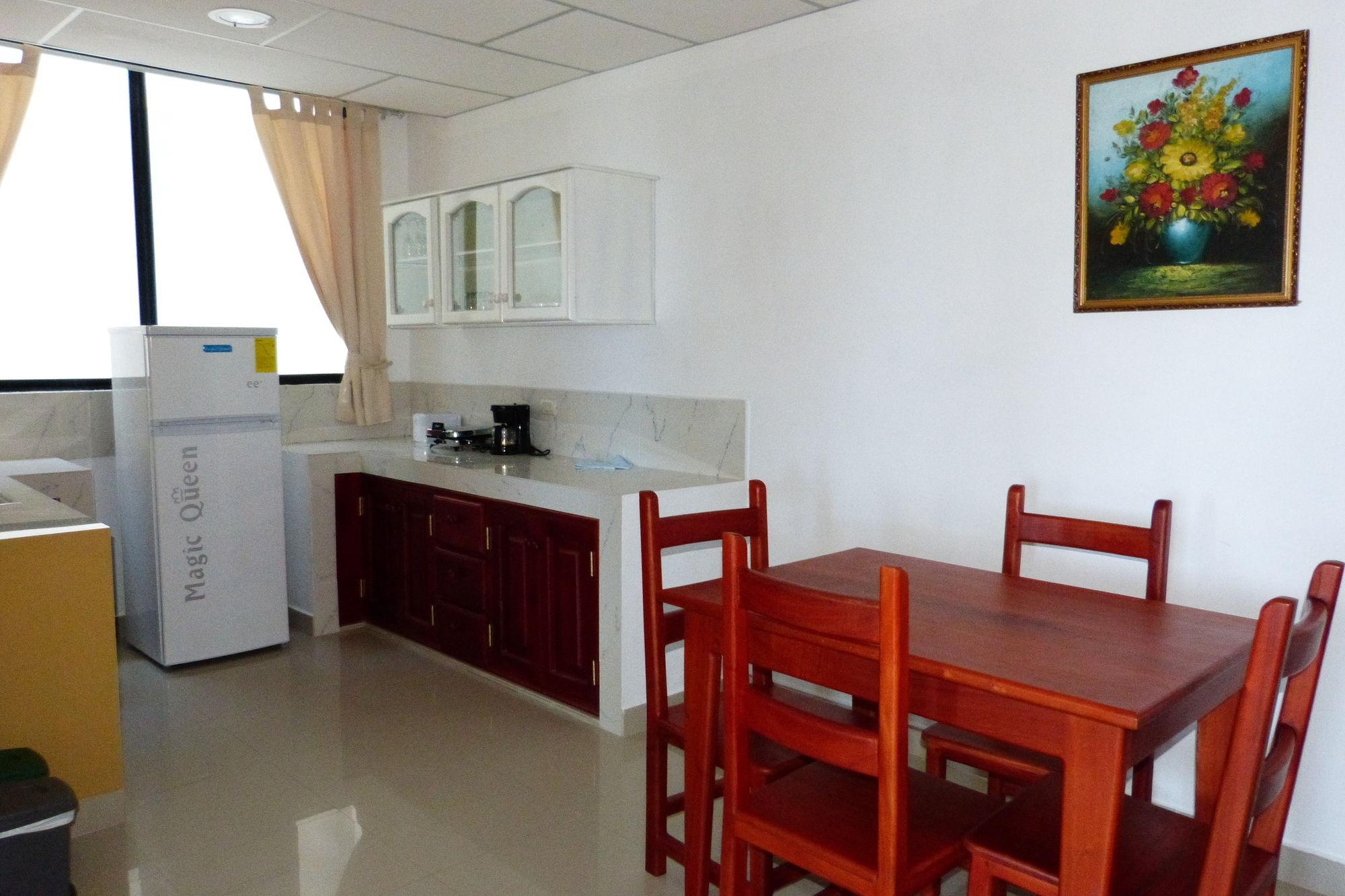 Hospedaje Brisas Del Pacifico Puerto Ayora  Esterno foto