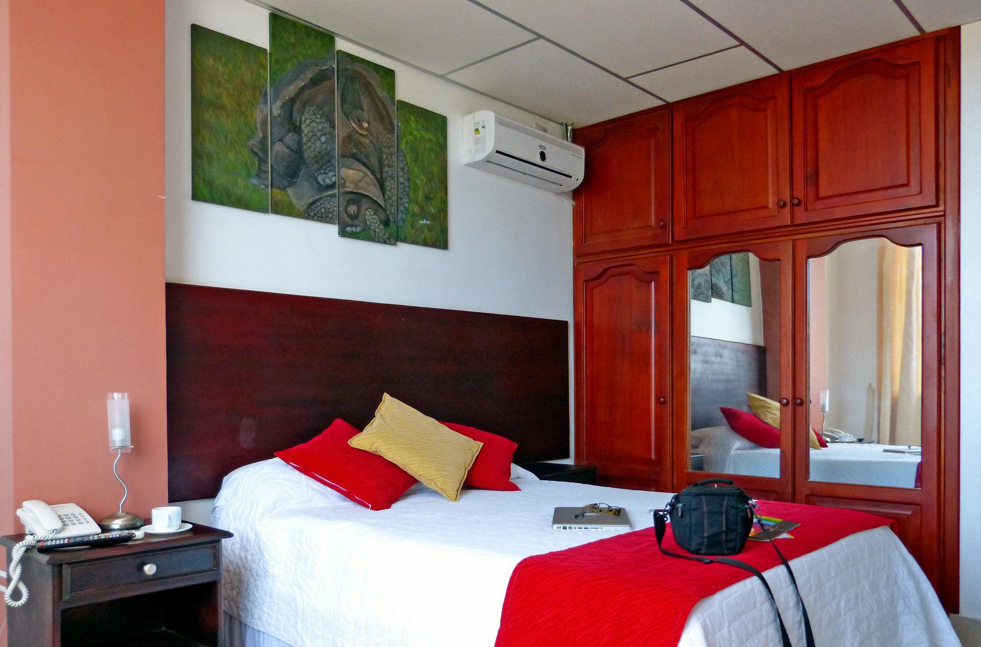 Hospedaje Brisas Del Pacifico Puerto Ayora  Esterno foto