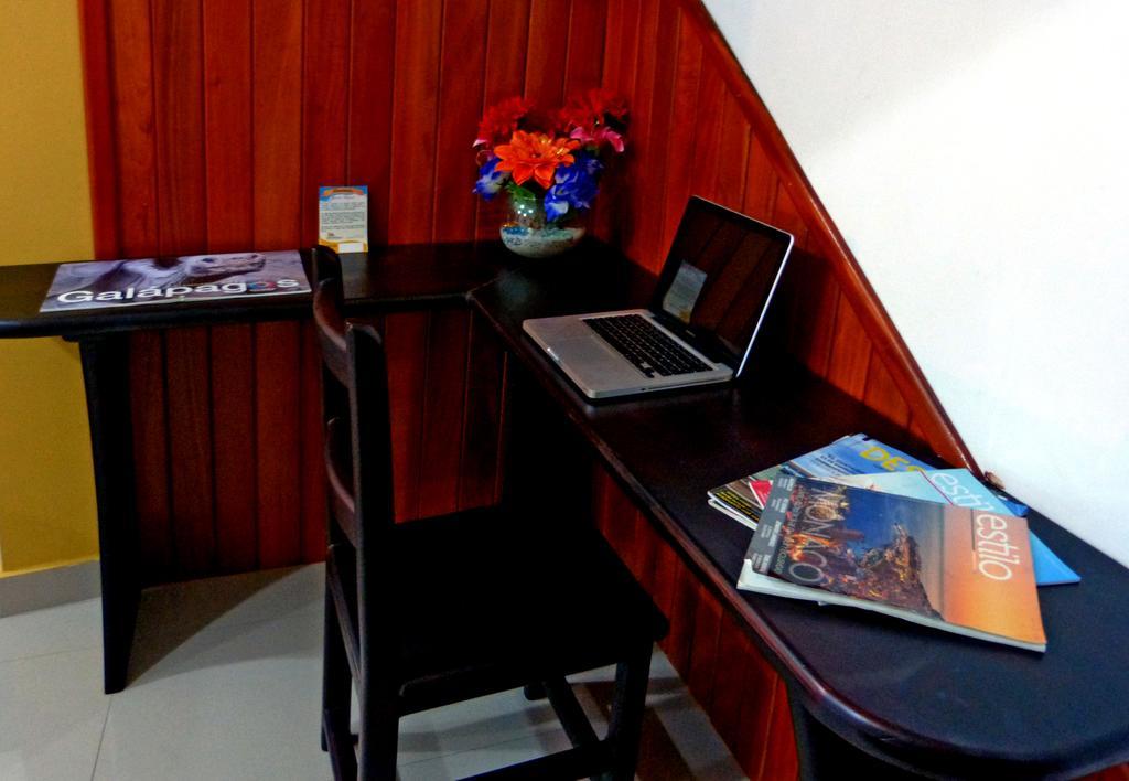 Hospedaje Brisas Del Pacifico Puerto Ayora  Esterno foto
