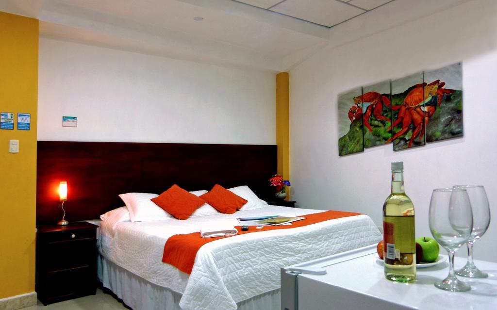 Hospedaje Brisas Del Pacifico Puerto Ayora  Esterno foto