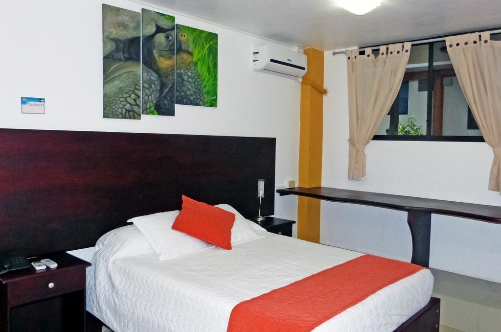Hospedaje Brisas Del Pacifico Puerto Ayora  Esterno foto