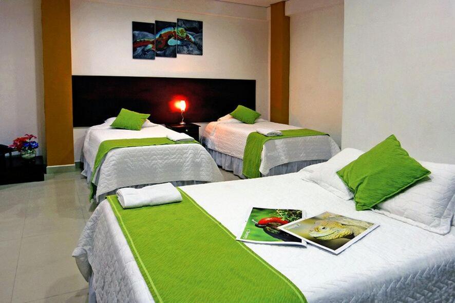 Hospedaje Brisas Del Pacifico Puerto Ayora  Esterno foto