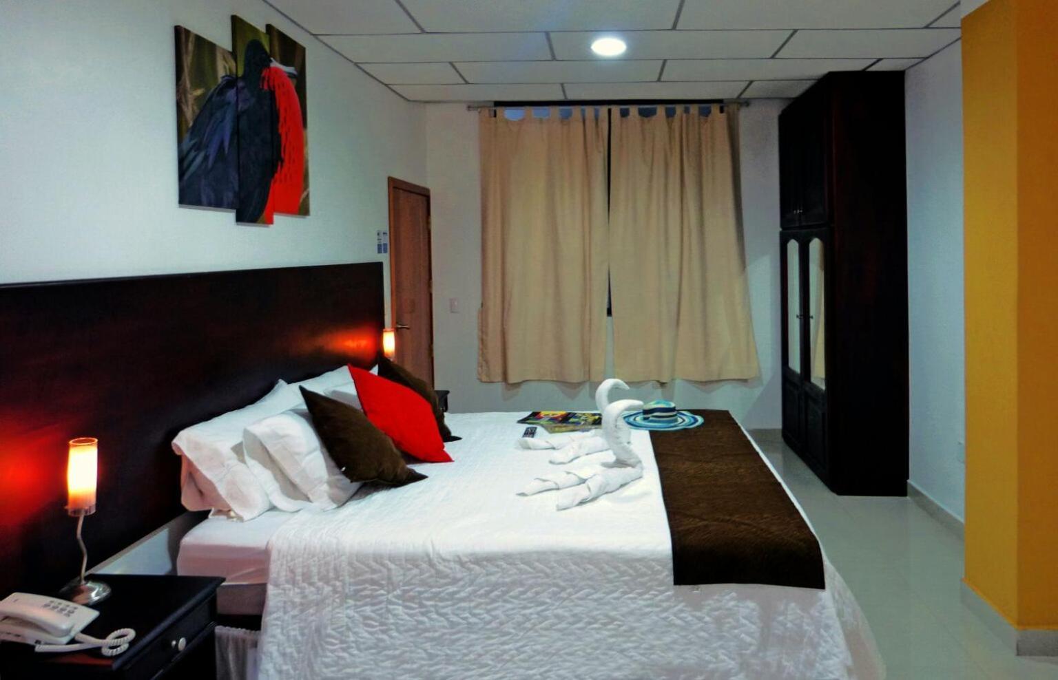 Hospedaje Brisas Del Pacifico Puerto Ayora  Esterno foto