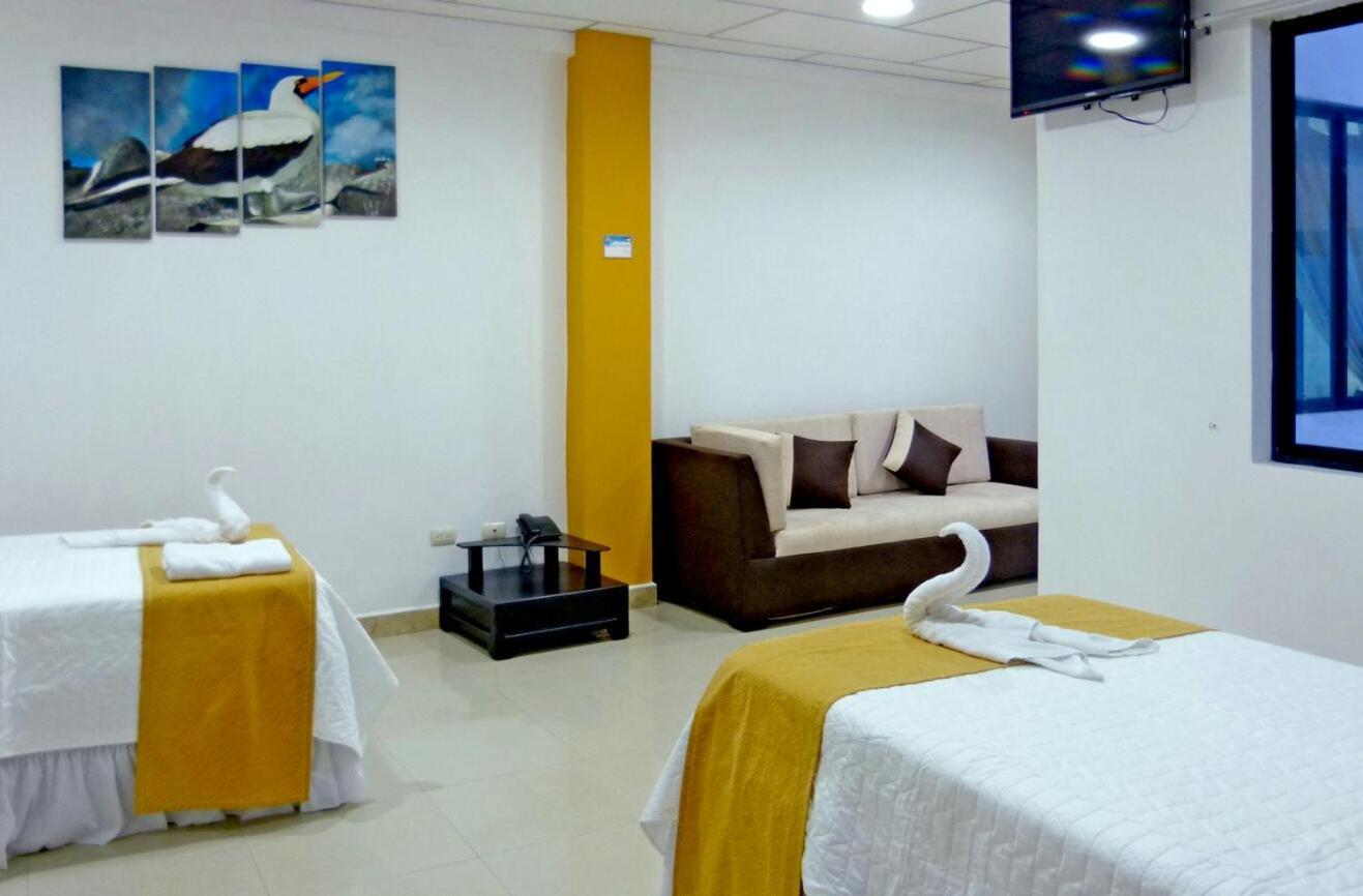 Hospedaje Brisas Del Pacifico Puerto Ayora  Esterno foto