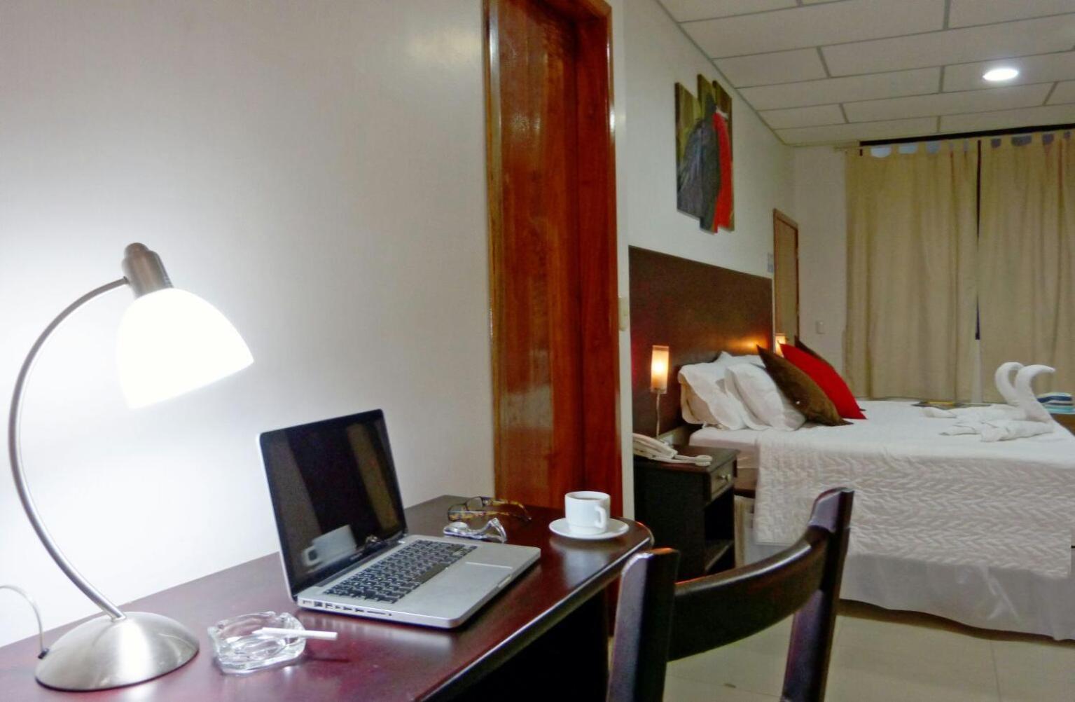 Hospedaje Brisas Del Pacifico Puerto Ayora  Esterno foto