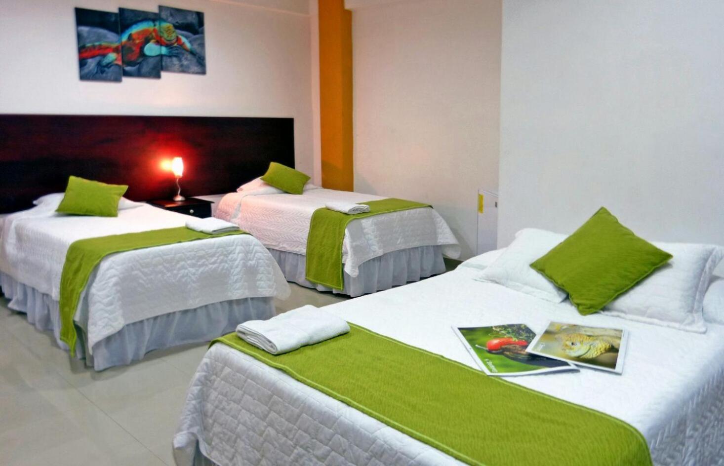 Hospedaje Brisas Del Pacifico Puerto Ayora  Esterno foto