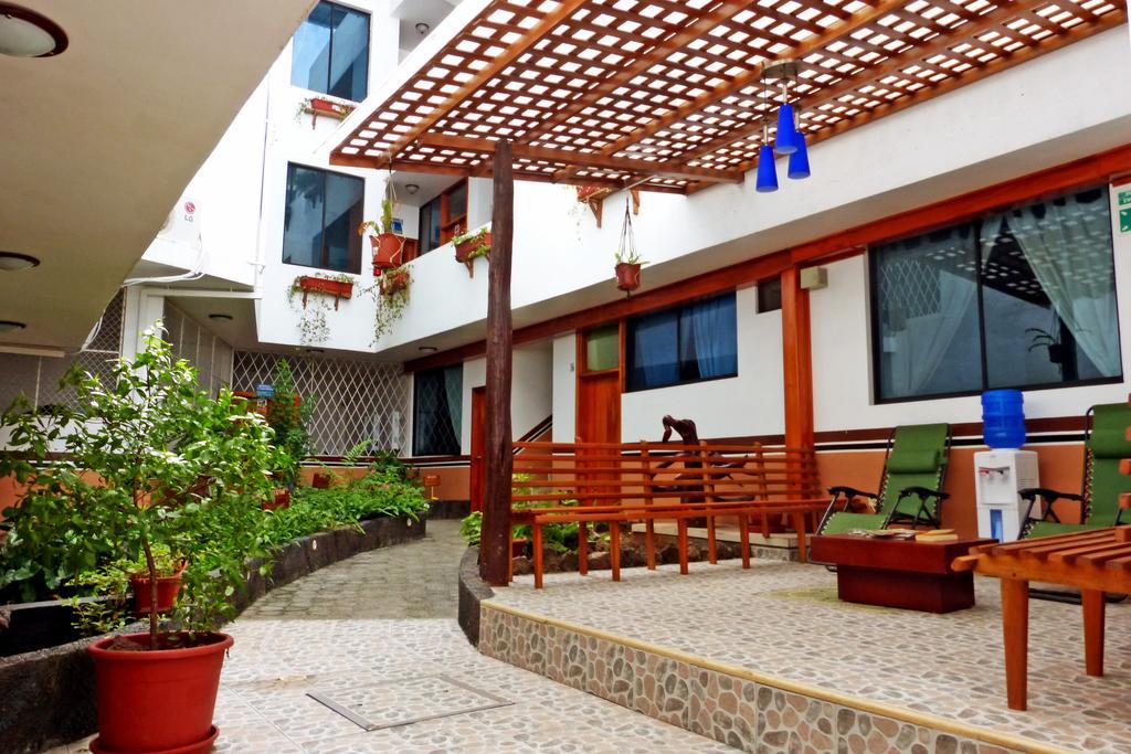 Hospedaje Brisas Del Pacifico Puerto Ayora  Esterno foto