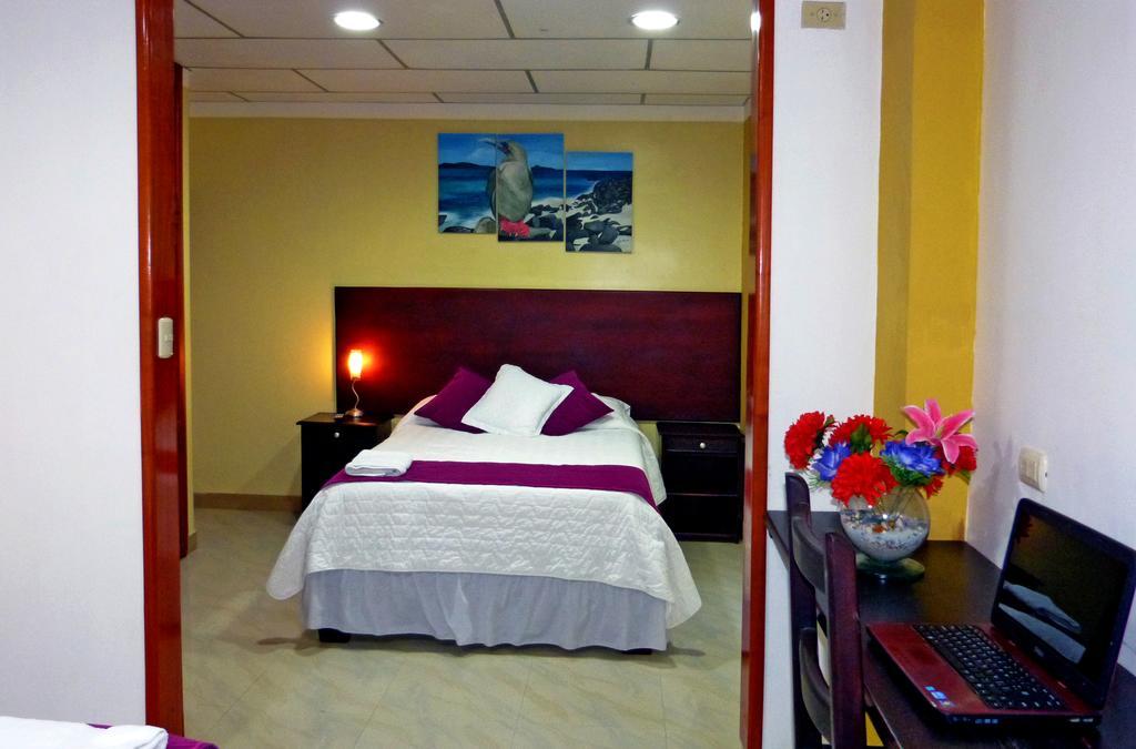 Hospedaje Brisas Del Pacifico Puerto Ayora  Esterno foto