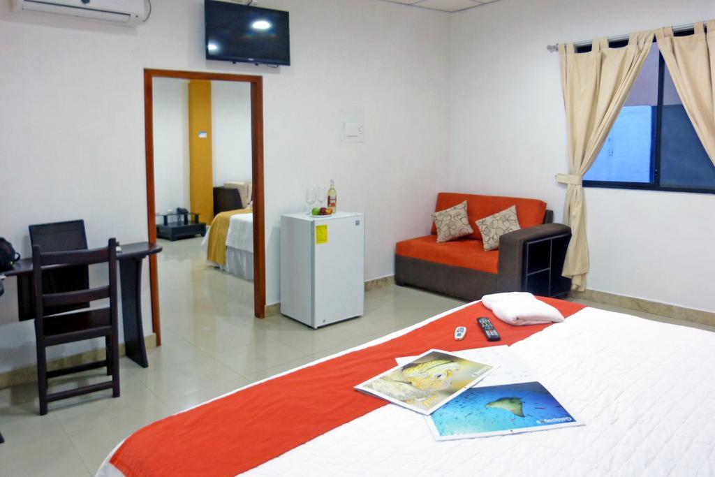 Hospedaje Brisas Del Pacifico Puerto Ayora  Esterno foto